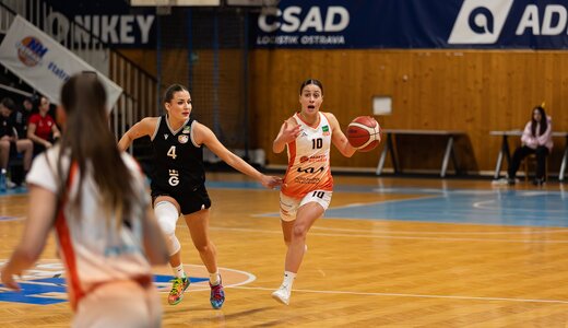 Poslední čtvrtina soupeři stačila | 57:79